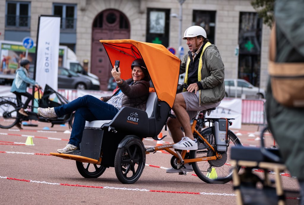 Visiteurs testant des vélos cargo au festival de Lyon